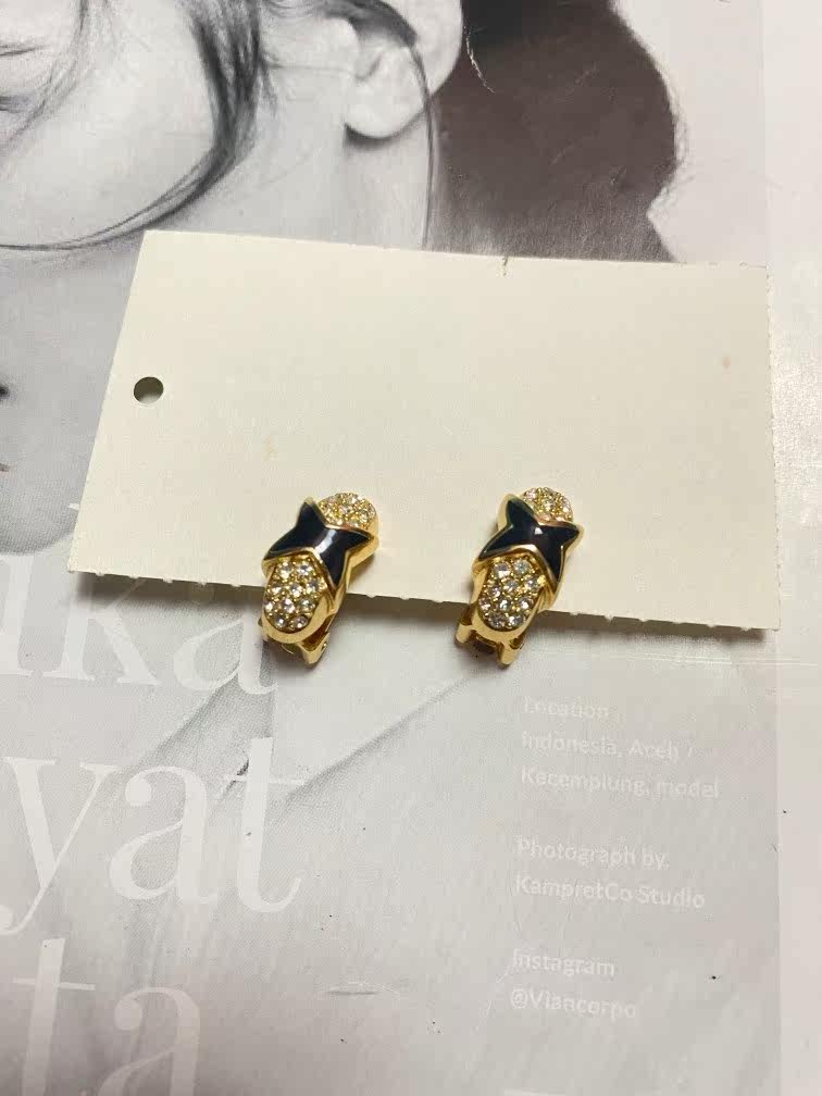 In seconds Dior ear clip