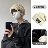 Бежевая вязаная шапка, свободный крой