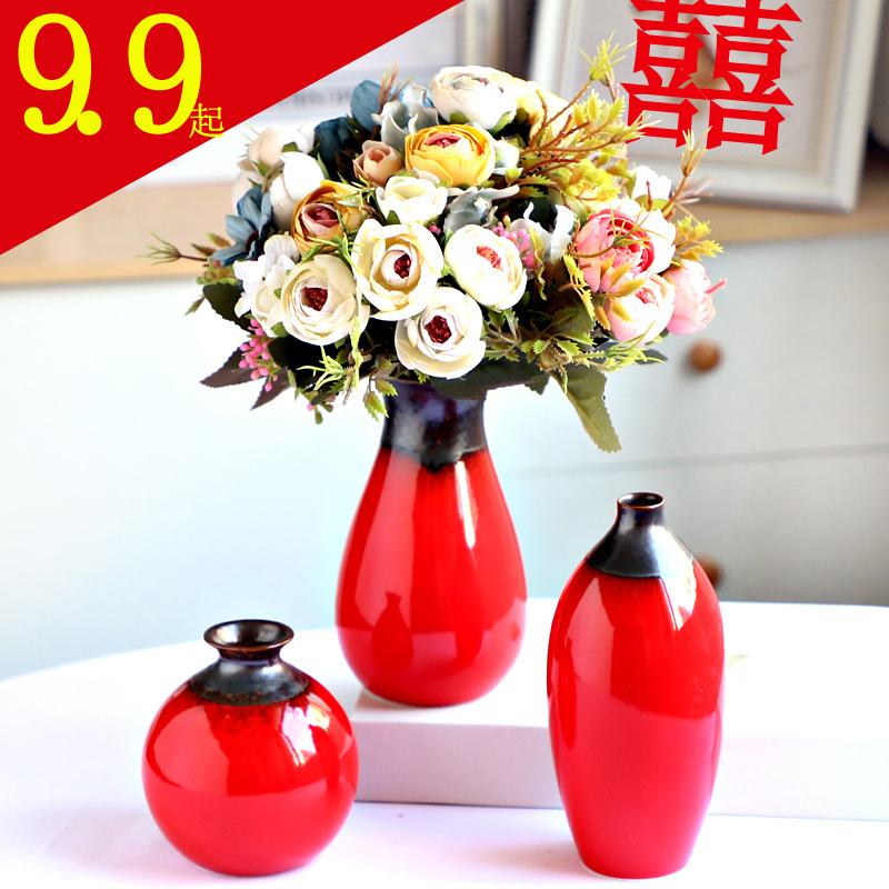 Ceramic small vase red hand holding flowers full of gypsophila immortal flower creative wedding room vase decoration festive wedding supplies