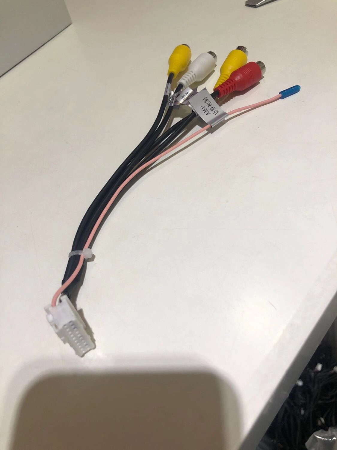 Android large screen car navigation RCA audio and video cable connected to recorder headrest screen subwoofer with 20-pin audio cable