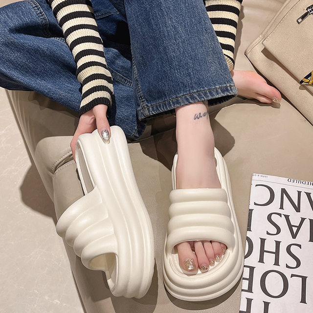 Thick-Soled Slippers for Outdoor Wear, High-End and Super Popular, 2025 New Model, Internet Celebrity Height-Increasing Sandals, High-Heeled Beach Sandals for Summer