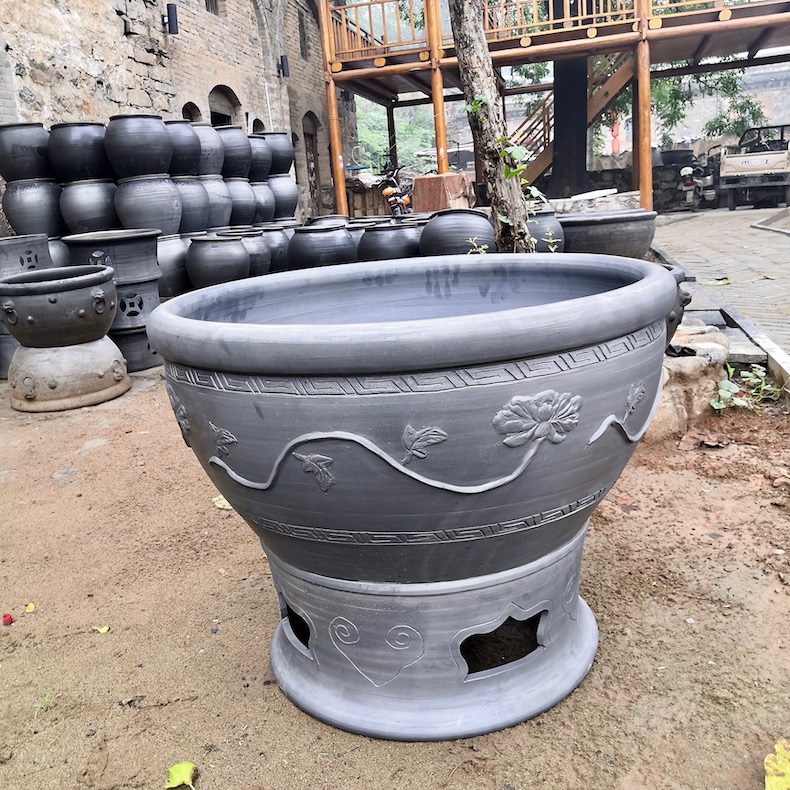 The New courtyard wind bucket of fish bowl of black mud fish large earthenware lotus lotus cylinder Chinese style household