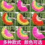 Дети фаната танца исполняют танцы фанаты, скручивающие янге для взрослых квадратных танце