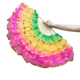 Дети фаната танца исполняют танцы фанаты, скручивающие янге для взрослых квадратных танце