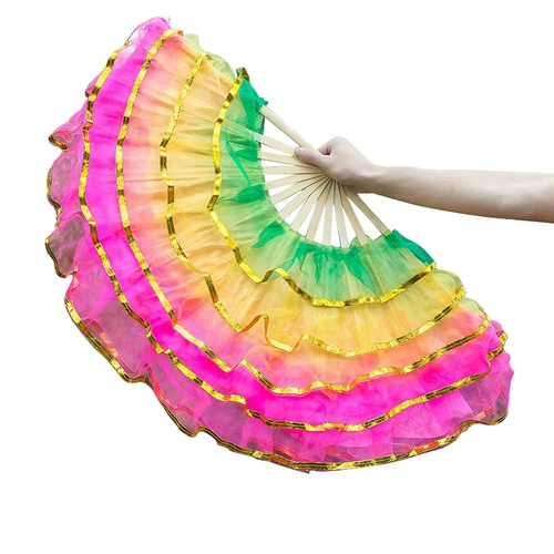 Дети фаната танца исполняют танцы фанаты, скручивающие янге для взрослых квадратных танце