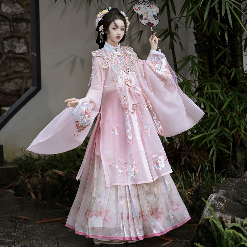 オリジナル漢服レディース[小曼]ピンク明刺繍雲肩スタンドカラーダブルブレストロングシャツ馬面スカート春夏ヘアピン花