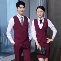 Бордовый жилет, рубашка, юбка