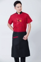 Красный фартук с короткими рукавами.