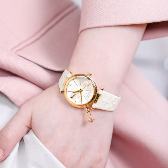 Vivienne西太后女表土星表盘吊坠压花表带休闲品牌白色女士手表