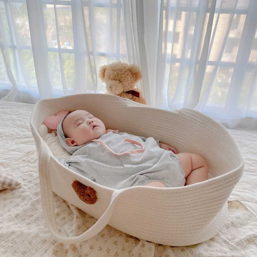 South Korean baby carrying basket moving away portable newborns on-board sleeping basket baby safe sleeping bed-Taobao