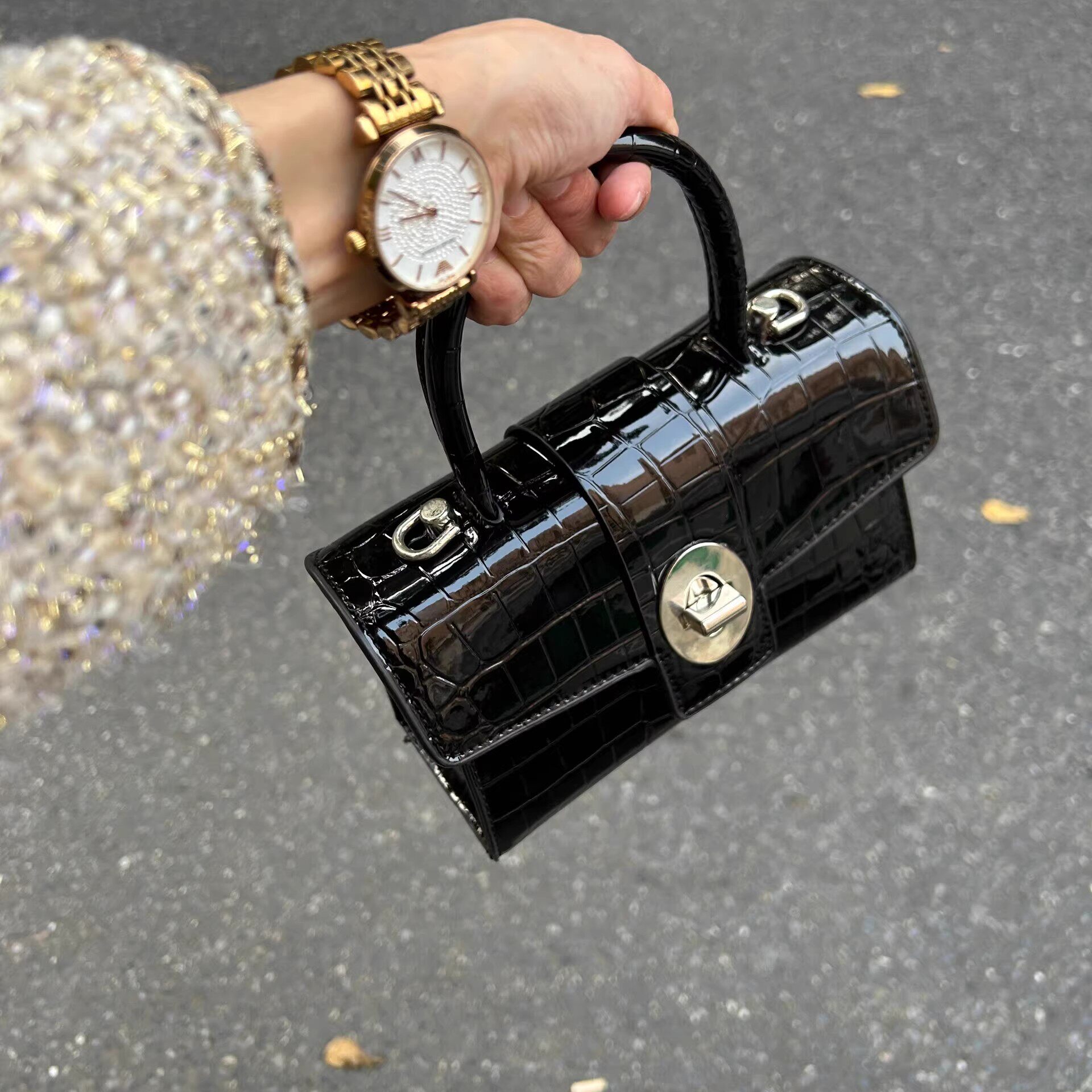 甘くてクールなクロコダイル柄のエナメルレザーハンドバッグ、高品質の小型スクエアハンドバッグ、2025年新作のレディース用バイククロスボディバッグ。