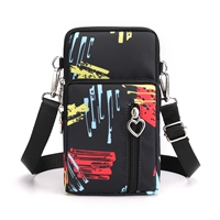 Черная большая масляная краска, наушники