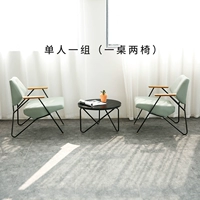 Одна группа людей [ткань/кожа один стол два стула]