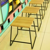 Железный стул простой стул обжаривает взрослые маленькие табуретки с твердым деревом.