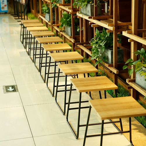 Железный стул простой стул обжаривает взрослые маленькие табуретки с твердым деревом.