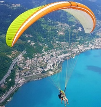Tandem paragliding outdoor sports provide free insurance and video shooting