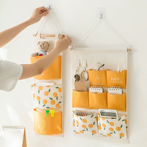 Кровать из общежития, расположенная на кровати на кровати на склад