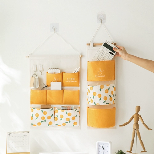 Кровать из общежития, расположенная на кровати на кровати на склад