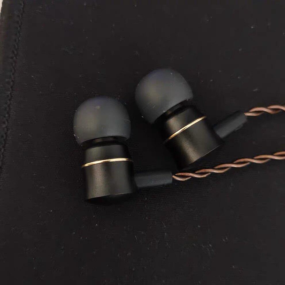 The voice of the South China Sea small black whirlwind analog earplugs into the ear is super good.