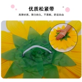 Имитация подсолнуха с танцевальным реквизитом в руке