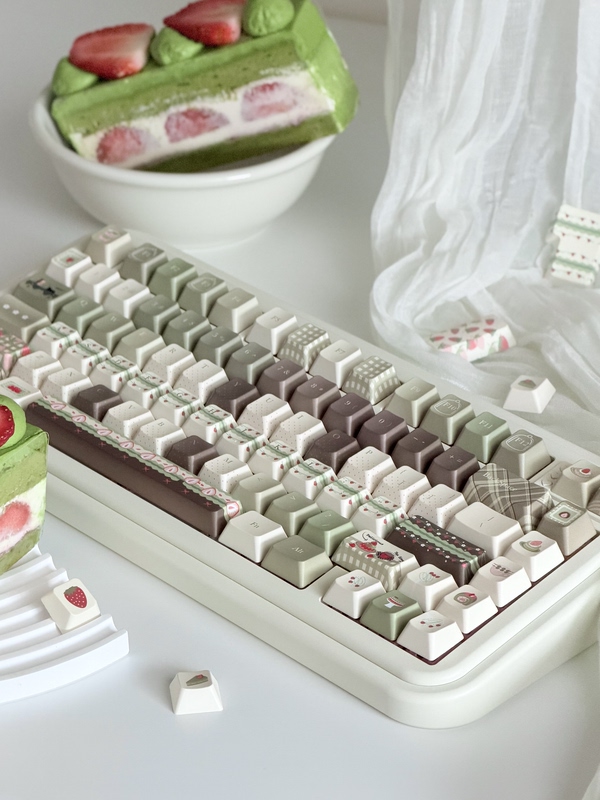 Matcha Strawberry Cake