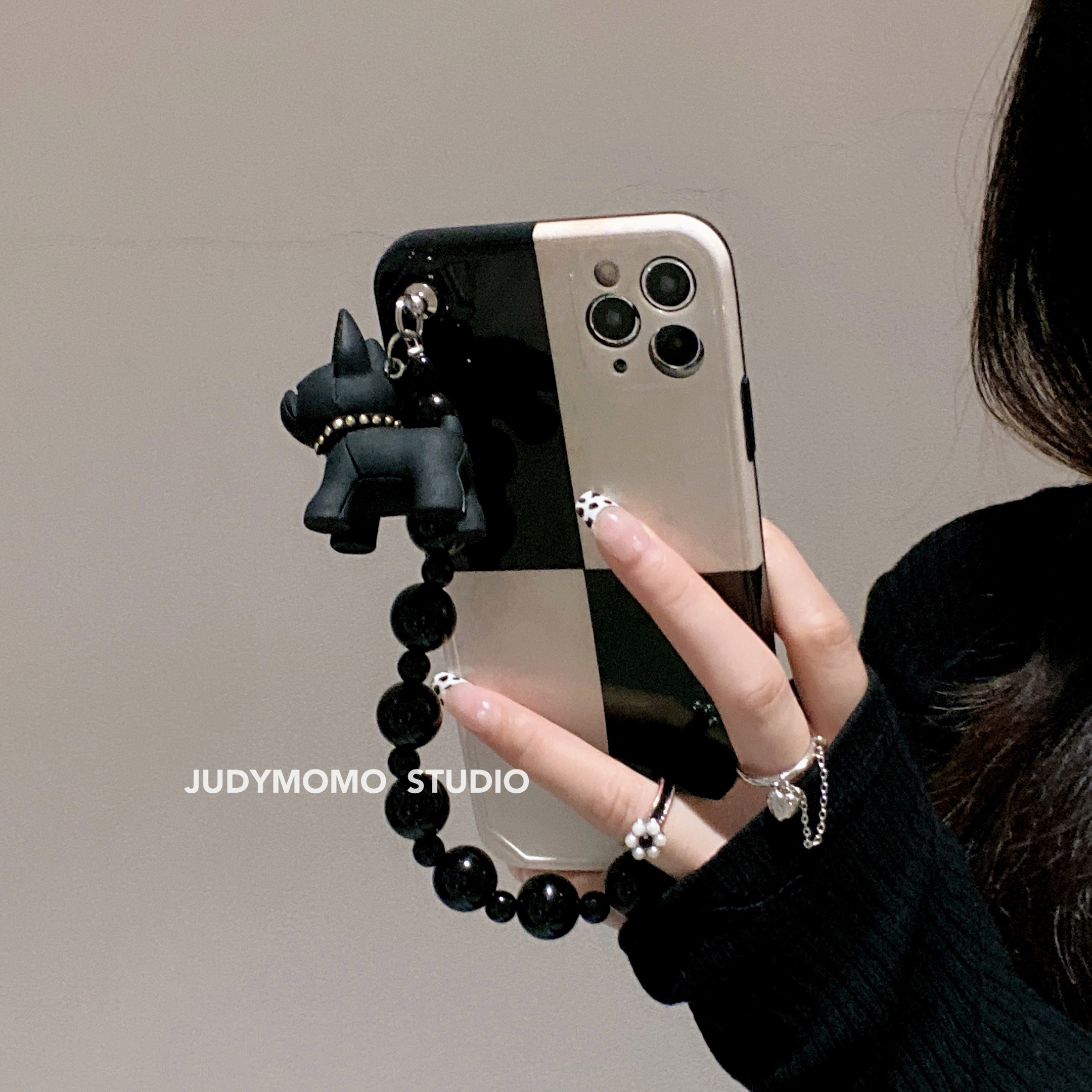 Black and white bulldog chain applies Apple 13 mobile phone protection shell women's iPhone12promax minimalist silicone Tide Cards