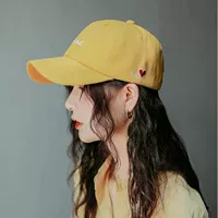 Желтое сердце любви на боку