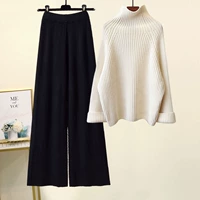 Белый свитер, черный комплект