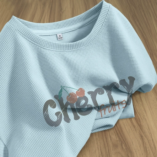 Летняя футболка с коротким рукавом, длинная абрикосовая юбка в складку, средней длины