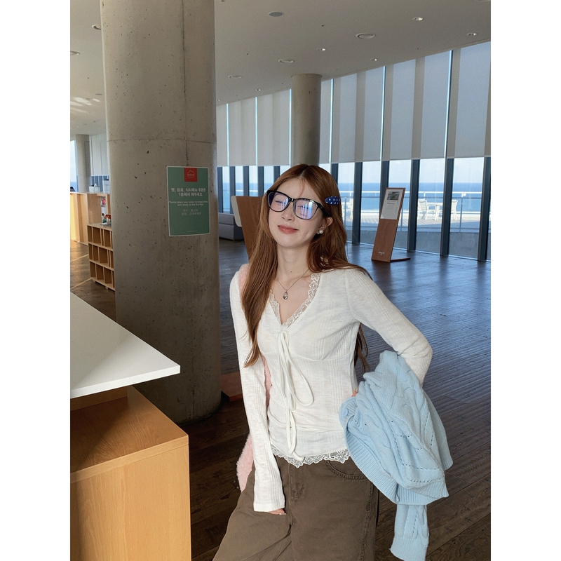 Jiang Shiyi V-Neck Lace Inner Layer Long-Sleeve Top for Women, Autumn 2026 New Style, Light and Simple Long-Sleeve T-Shirt