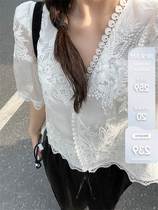 Small crowd Superior feeling white V collar French Lace Jersey Woman 2022 Summer New Hook Flower Design Sensation Short blouses