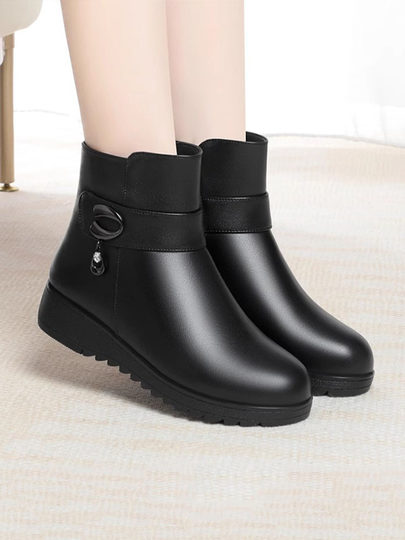 真皮短靴女冬季妈妈棉鞋加绒加厚羊毛中老年防滑软底靴子保暖皮鞋