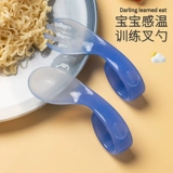 Дети учатся есть температуру и нежную ложку скручивания