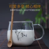 Утолщенная теплостойкая стеклянная чашка для домашнего мастерского молока замороженная чашка для завтрака с ложкой с горстью прозрачного чая с водой.