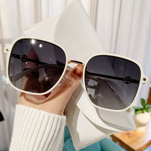 Модные солнцезащитные очки для женщин с высококачественными ультрафиолетовыми лучами и лицом маленького 2024 Нового квадратного круглого лица поляризованные солнцезащитные очки.