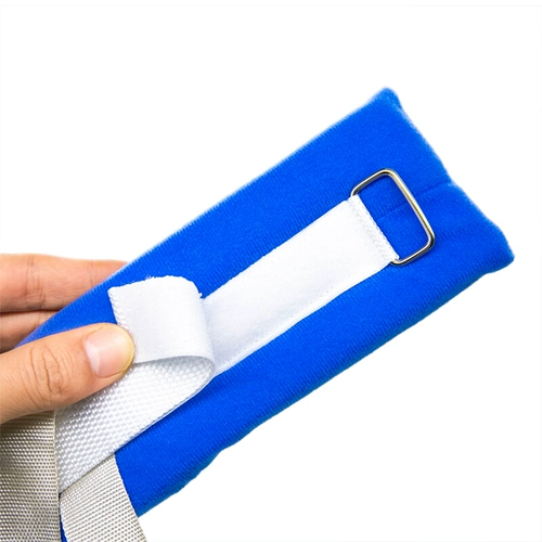 Медицинские ограничения конечностей с запястьями и лодыжками исправляют пожилых пациентов в сдержанности, защите, контроле и царапин