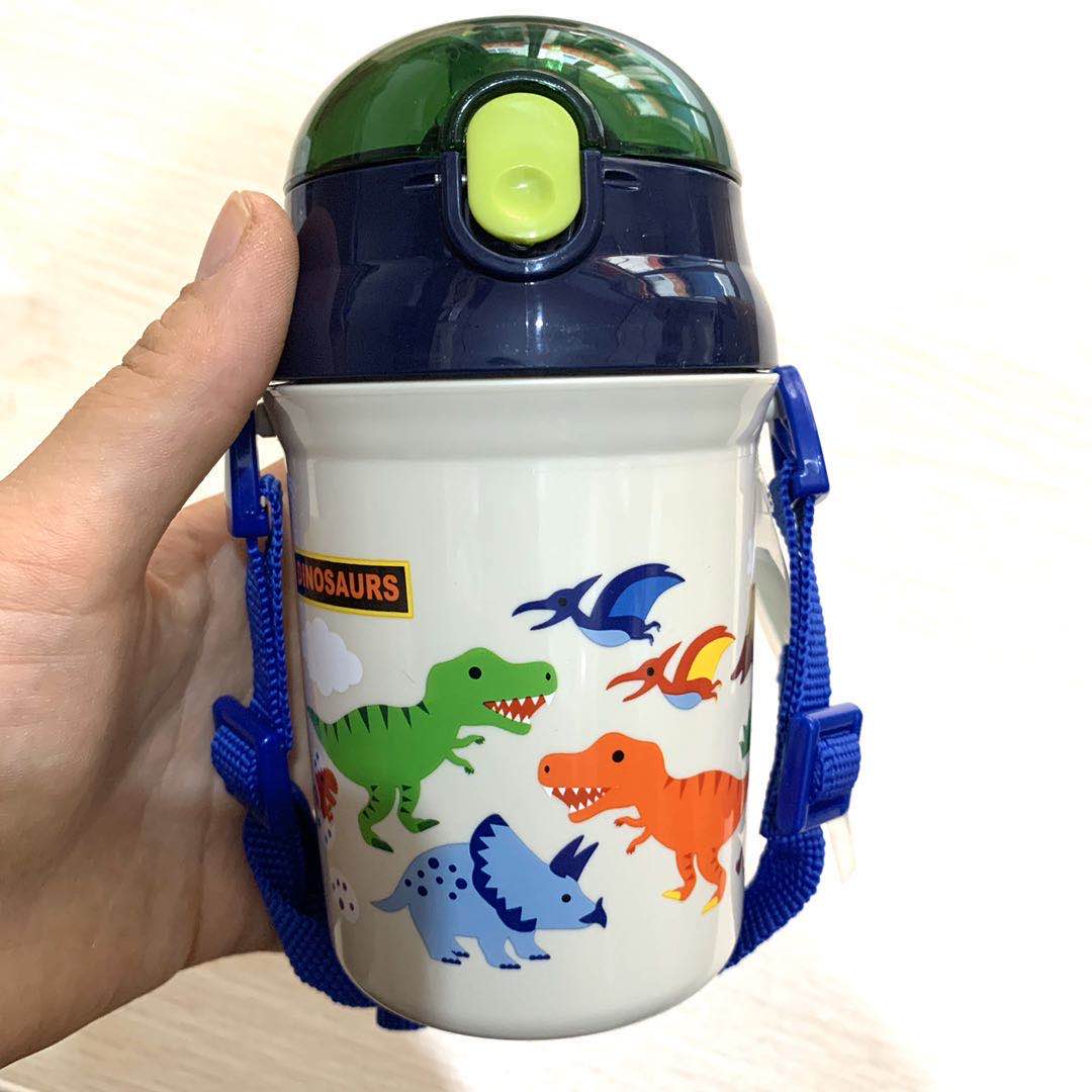 Spot Japan Skardaskater's new dinosaur baby Children's straw kettle water glass 340ml can be satchel