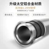 Старик по оказанию помощи костылем четыре фута складывают вспомогательную прогулочную дорогу с ограниченными возможностями.