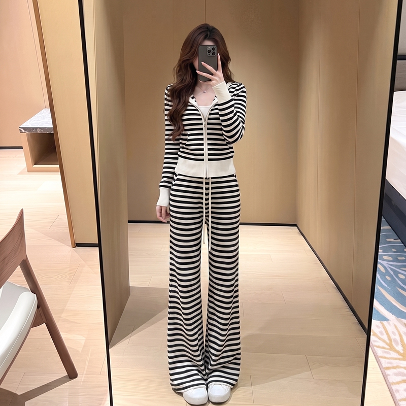 Striped Casual Sports Suit for Women, Autumn and Winter Outfit, a Complete Set of Korean-Style Commuting Wear, Slimming and Very Beautiful Two-Piece Set Striped Casual Sports Suit for Women, Autumn and Winter Outfit, a Complete Set of Korean-Style Commuting Wear, Slimming and Very Beautiful Two-Piece Set