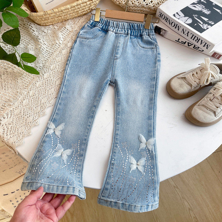 ガールズジーンズ、2026年春の新作スタイル、人気のオンラインスタイル、ラインストーン付き蝶々柄のゆったりフレアパンツ。