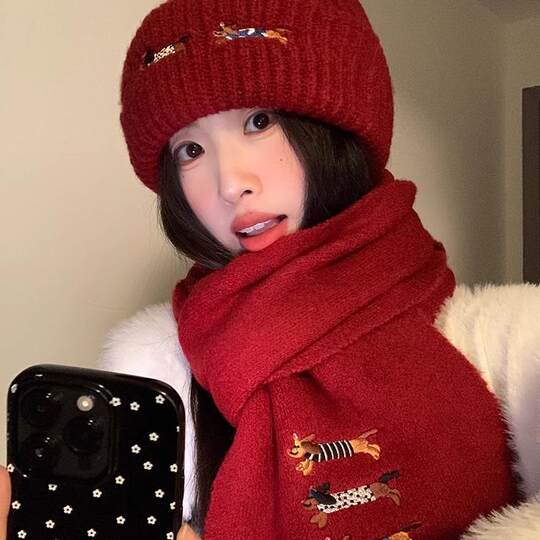 Mqvq Cute Dachshund Hat and Scarf Two-Piece Set Embroidered Red Woolen Hat Christmas and New Year Scarf for Girlfriend