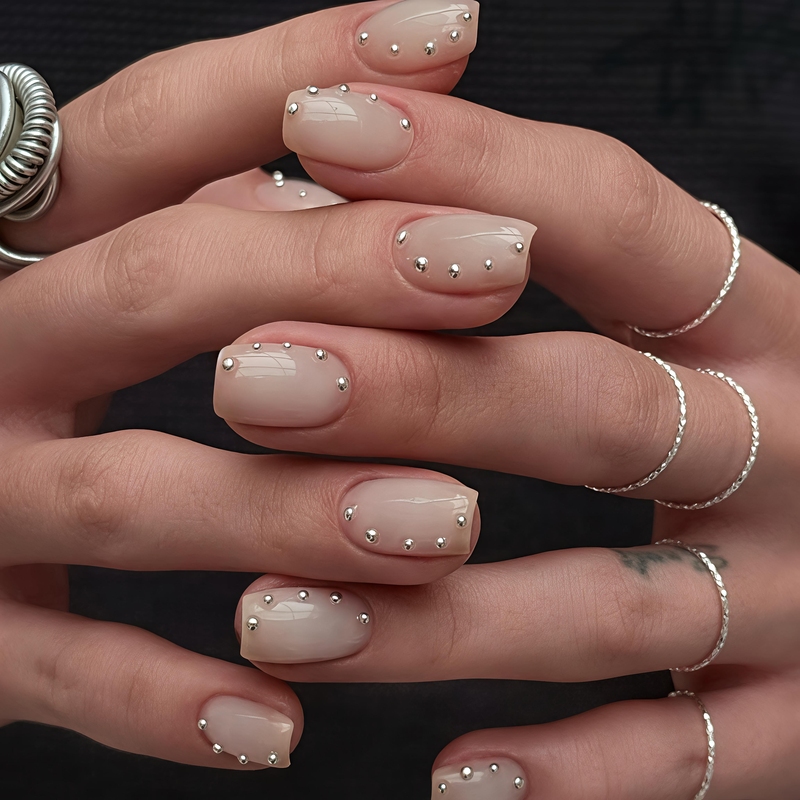 Neutral Style Milky White Studded Press-On Nails, Unisex Simple Metal Studs, Short Ladder Minimalist Nail Art
