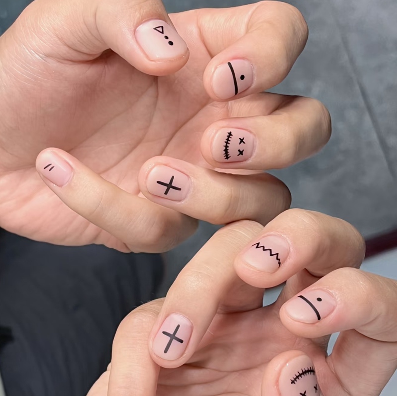 Minimalist Black and White Line Graffiti Matte Press-On Nails, Sweet and Cool Short Style Hand-Painted Emoji Nail Stickers