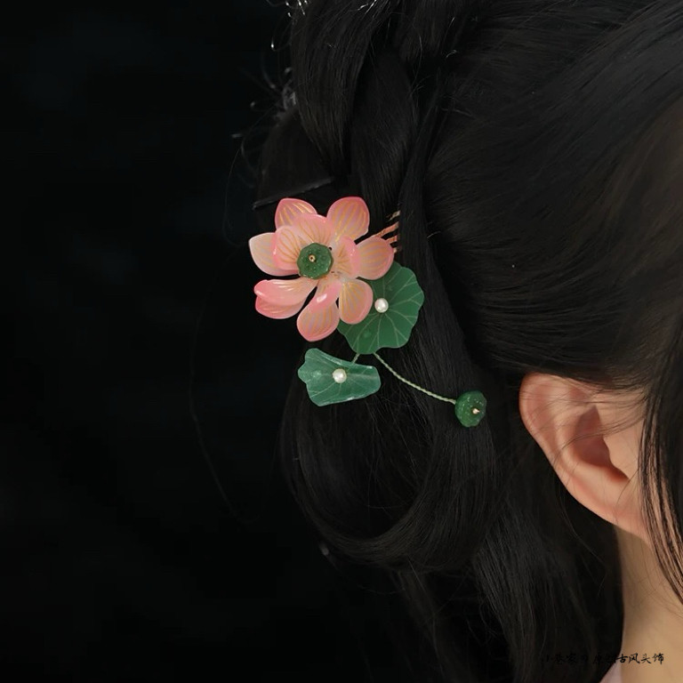 Elegant antique lotus flower hair comb and clip, perfect for spring and summer, especially for cheongsams, Hanfu, and ancient costumes.