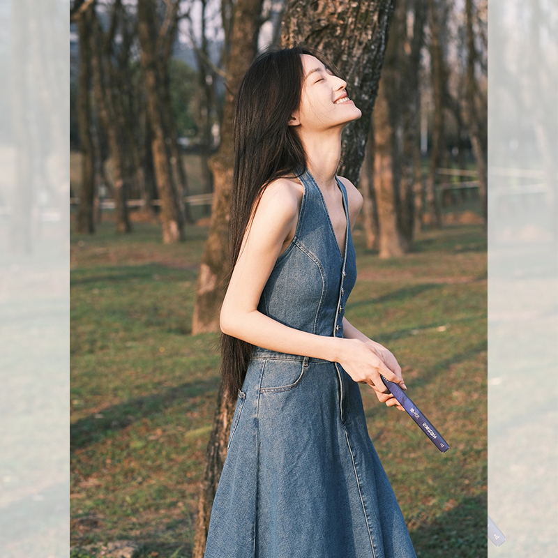 Vintage-Style Blue Denim Halter-Neck Dress for Petite Figures, New Summer Model with Waist-Cinching Design for a Slimming Effect, Elegant Long Dress
