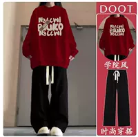 Красный лейкопластырь, черные осенние штаны