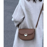 Нишевая брендовая легкая роскошная женская сумка через плечо женская сумка 2024 года, новый стиль, универсальная модная супер горячая маленькая сумка, популярная женская седельная сумка