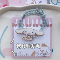 Маленькая Джейд держит колокольчик (веревка для волос)