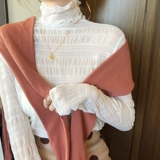 В торговом центре у прилавка изъяли оставшуюся женскую одежду с одним хвостом, кружевные рубашки и топы с сетчатым низом от известных международных брендов.