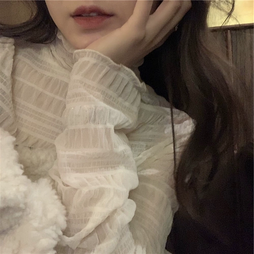 В торговом центре у прилавка изъяли оставшуюся женскую одежду с одним хвостом, кружевные рубашки и топы с сетчатым низом от известных международных брендов.